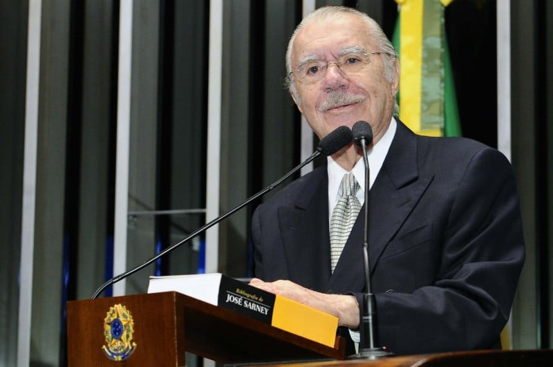 Ex-presidente foi internado na tarde de domingo (13)