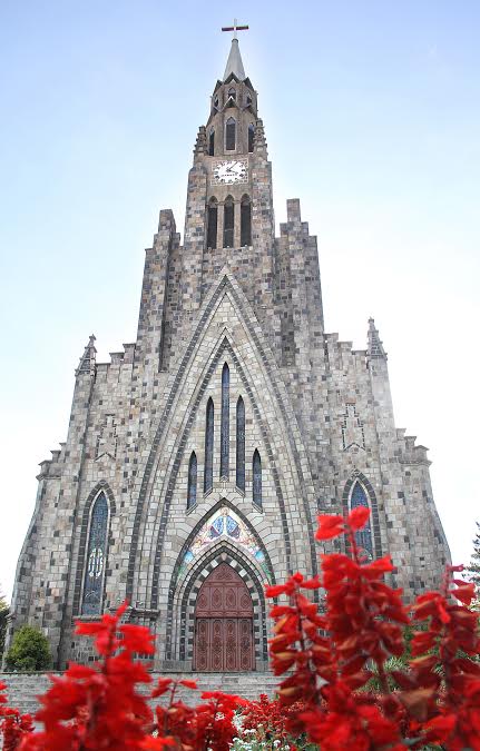 A Catedral de Pedra est&aacute; no cora&ccedil;&atilde;o da cidade, tem estilo g&oacute;tico ingl&ecirc;s e uma torre de 65 metros de altura, com um carrilh&atilde;o de 12 sinos Foto: FOTOS RICARDO VARELA - DIVULGAÇÃO/CIDADES