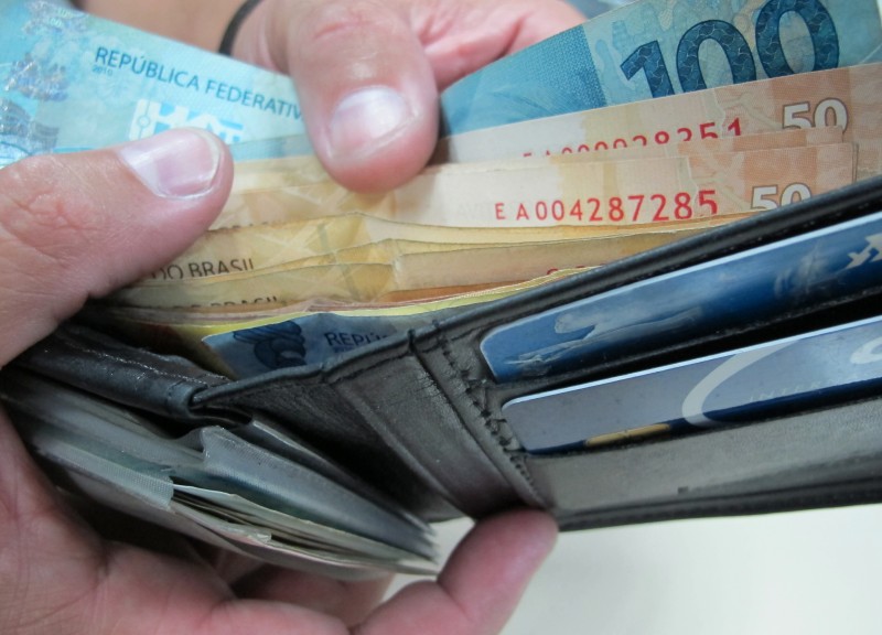 As cinco faixas salariais da remuneração paga a trabalhadores gaúchos terão reajuste pela inflação, retroativo a fevereiro