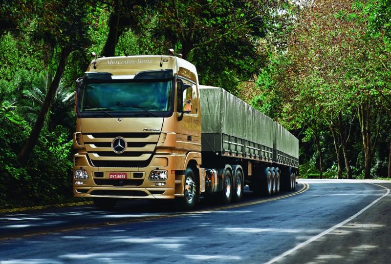 Os veículos da linha Actros são indicados para várias aplicações do transporte rodoviário de cargas
