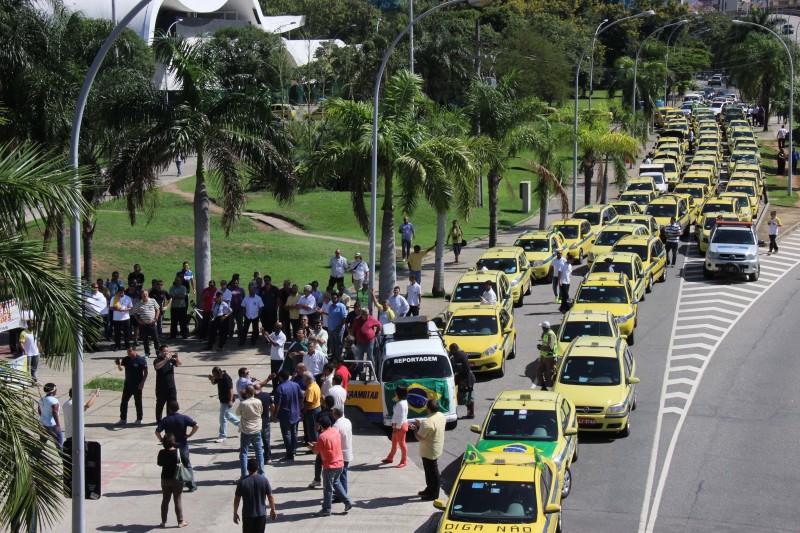 Taxistas cariocas têm organizado grandes protestos nas ruas contra a vigência do 
serviço por aplicativo