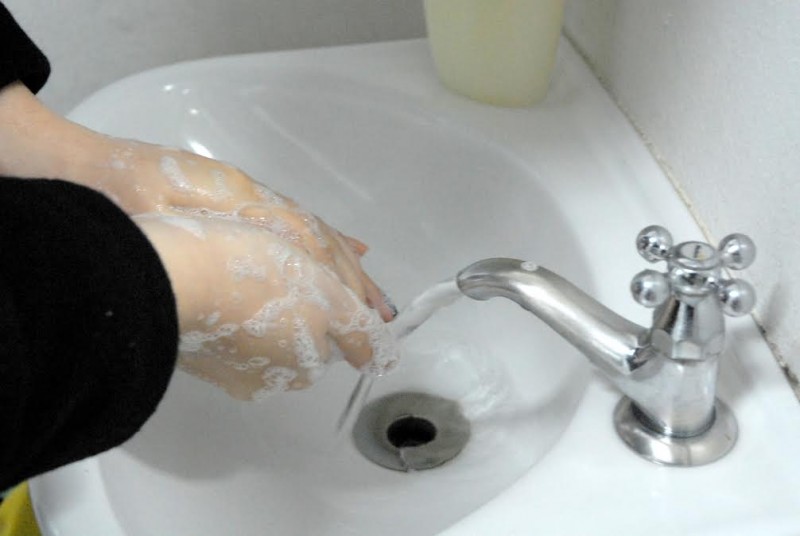 A lavagem constante das mãos é uma das orientações para evitar o contágio pelo coronavírus