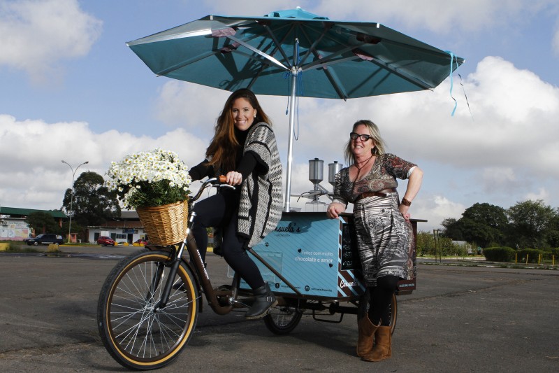 Bibiana e Anamaria participam de eventos e festivais de rua com a bike Foto: Fredy Vieira/JC