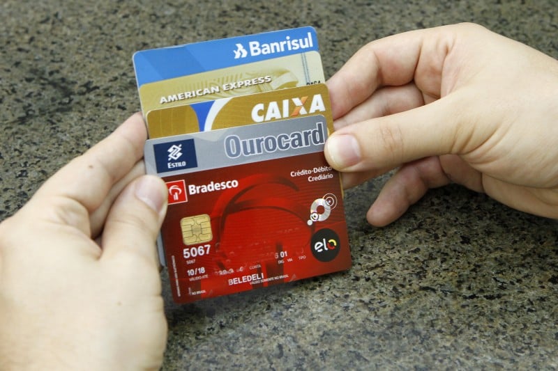 Pesquisa considera como dívidas as contas a vencer nas modalidades cartão de crédito, cheque especial e carnê de loja