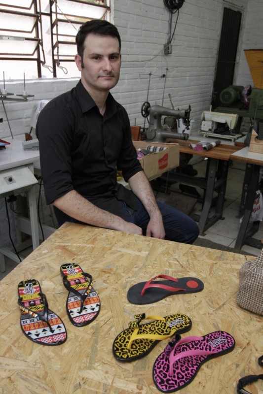 Felipe Weschenfelder, de Estância Velha, diz produzir 300 pares de chinelos por dia Foto: Jonathan Heckler/JC