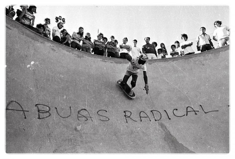 Pichação 'publicitária' da Radical Skateboards na pista do Parque Marinha do Brasil nos anos 1970 Foto: Carlos Antônio Alves/Arquivo Pessoal/JC