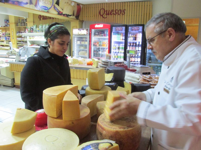 Ana Luiza Trajano provando queijos em Rivera, no Uruguai