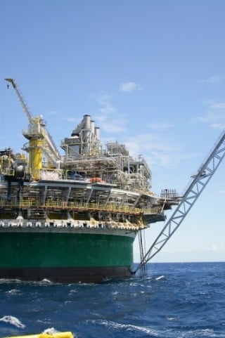 Petróleo fecha em alta com riscos do lado da oferta e avança na semana em meio às guerras