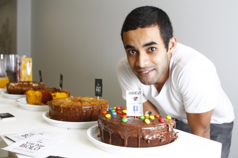 Junto com um colega, Mateus Fran&ccedil;a &eacute; um dos donos da empresa formada recentemente  Foto: Fredy Vieira/JC