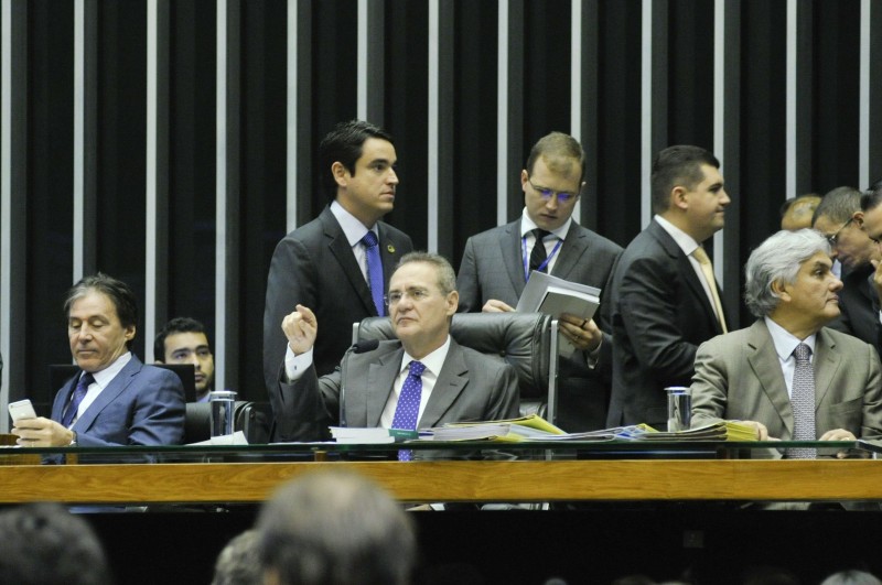 No primeiro teste da base pós-refoma ministerial, Renan Calheiros (c) encerrou sessão por falta de quórum