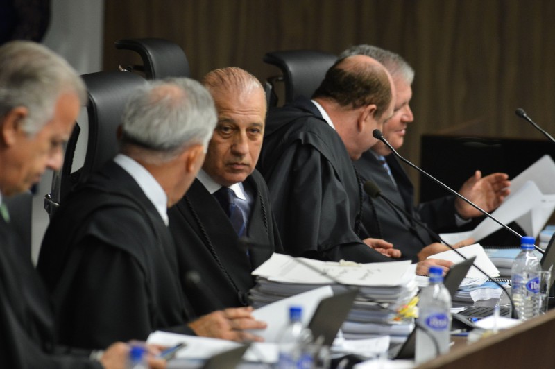 AGU não conseguiu impedir Augusto Nardes (c) de ser relator do caso