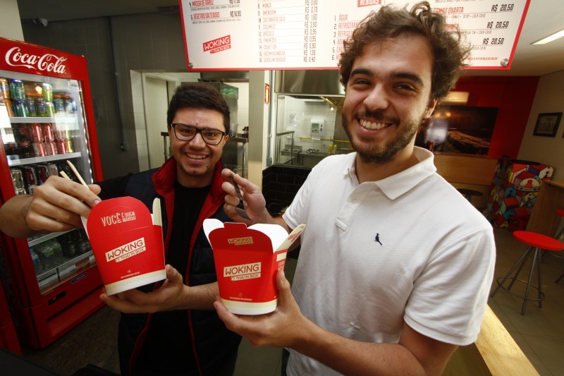 Com o Woking Thai, Gandolfi (&agrave; esq.) e Mancuso faturam R$ 120 mil por m&ecirc;s Foto: Fredy Vieira/JC