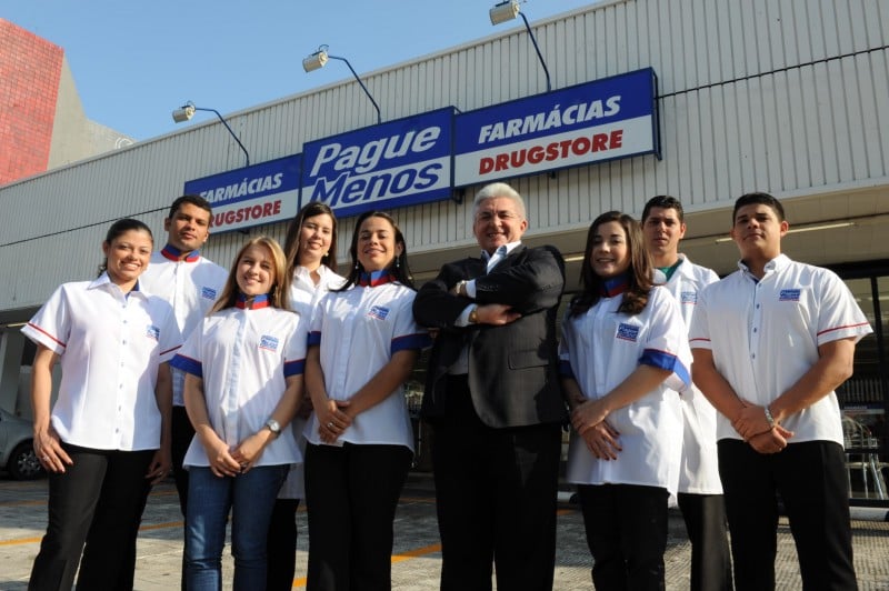 Queirós (ao centro) com alguns dos funcionários de suas cerca de 800 lojas em todo o Brasil Foto: Pague Menos/Divulgação/JC