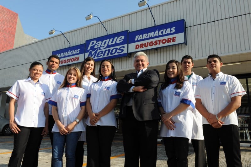 Queirós (ao centro) com alguns dos funcionários de suas cerca de 800 lojas em todo o Brasil Foto: Pague Menos/Divulgação/JC