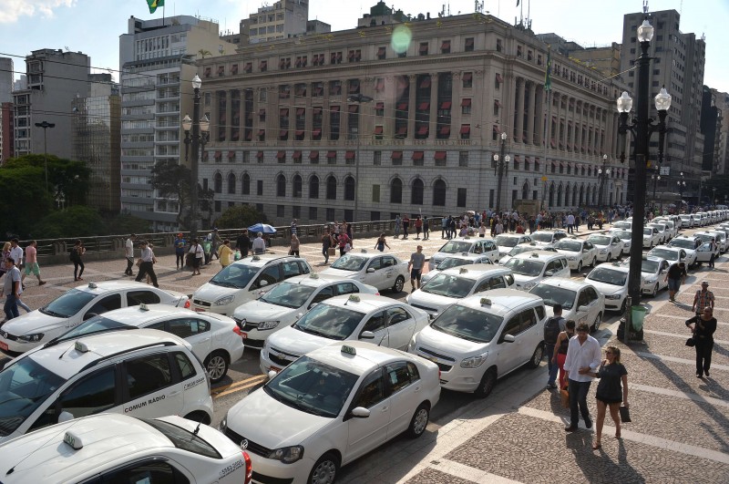 Antes do anúncio, milhares de taxistas bloquearam acessos à prefeitura paulistana  