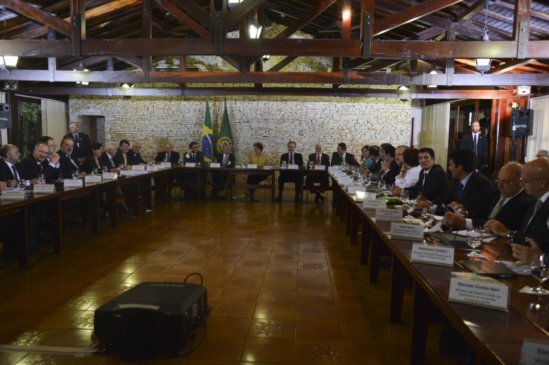 Dilma Rousseff teve a primeira reunião ministerial com a nova equipe e pediu recomposição da base aliada