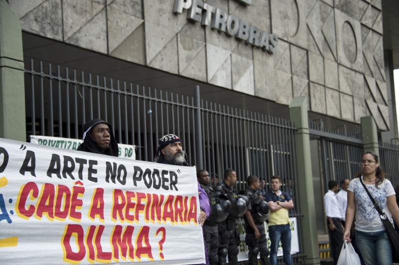 Funcionários da Petrobras promovem protestos contra a paralisação de obras como o Comperj