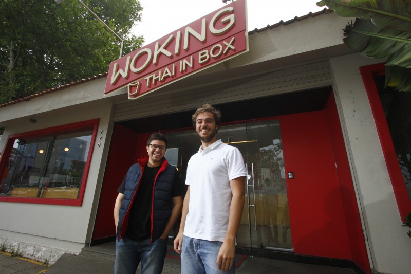 Gabriel (&agrave; esq.) e Marcelo: Woking &eacute; o segundo neg&oacute;cio deles na gastronomia Foto: Fredy Vieira