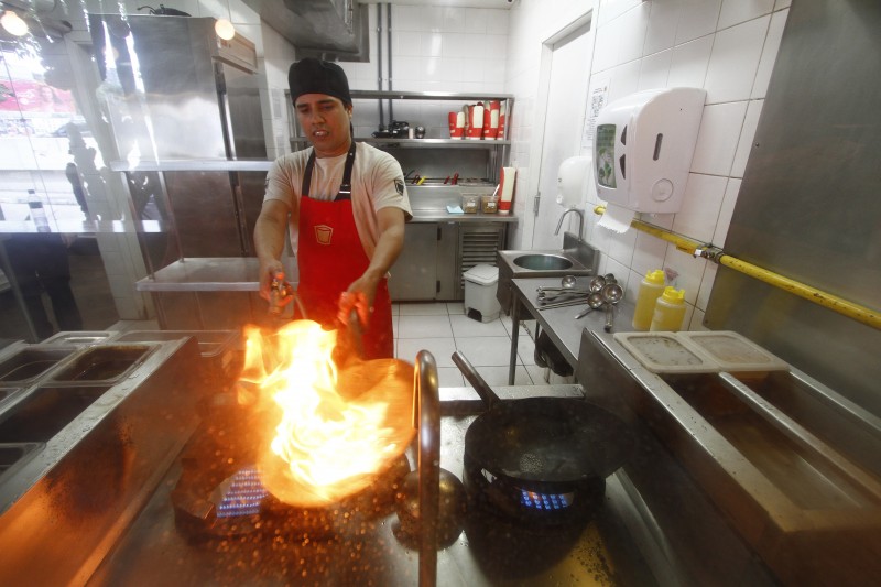 No Woking, cliente pode ver o show dos cozinheiros pela parede de vidro Foto: Fredy Vieira/JC