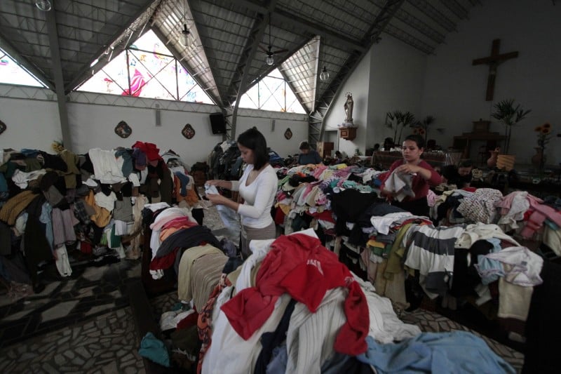 Voluntários se uniram para ajudar a organizar e distribuir as doações em abrigo na Ilha da Pintada