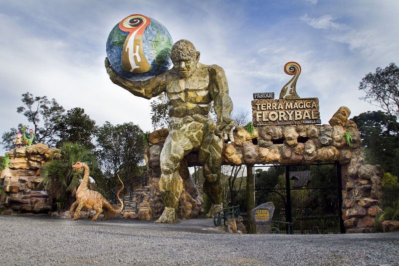  Entre as atrações do lugar estão áreas com réplicas de dinossauros, tirolesa, cinema 7D e outras