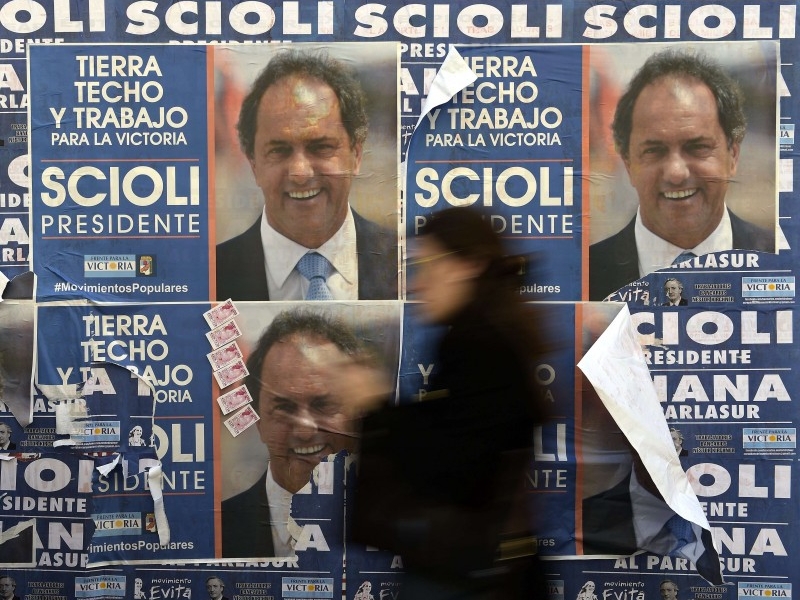 A uma semana do pleito, Scioli investe pesado em propaganda eleitoral