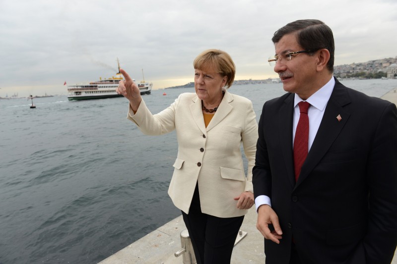 Merkel prometeu ajuda financeira a Davutoglu para financiar estadias 