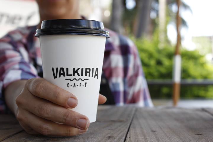 Cliente recebe copo para ir tomando café no caminho Foto: Valkiria Café/Divulgação/JC