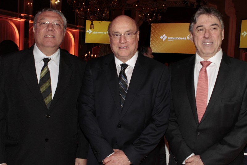 O presidente do Sinduscon, Ricardo Sessegolo, entre os vices, Aquiles Dal Molin e Paulo Garcia