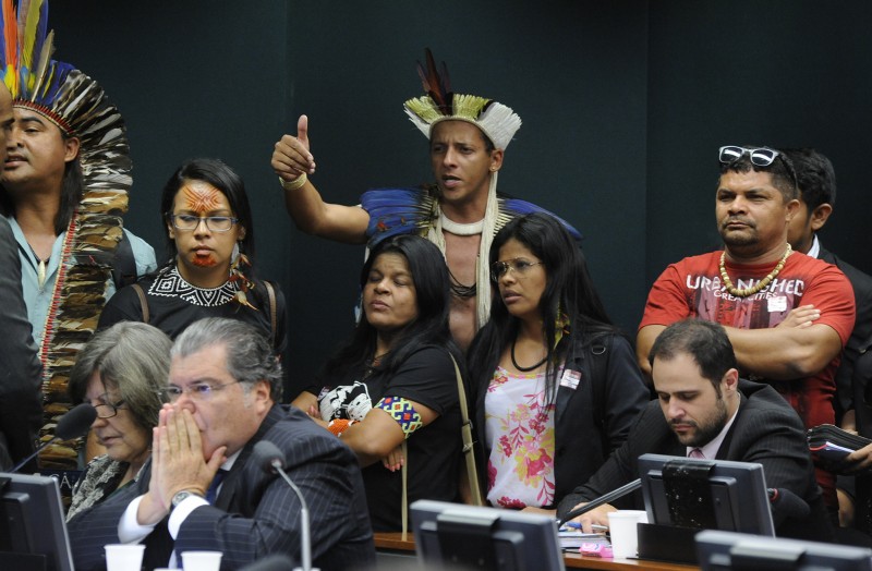 Representantes de indígenas protestaram em reunião da Câmara