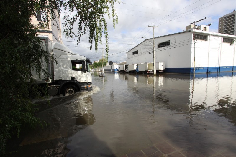 Chuva causou alagamentos na região da avenida Voluntários da Pátria