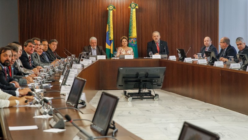 Presidente Dilma Rousseff ouviu sugestões dos dirigentes da CNM, que pregam uma alíquota de 0,38%