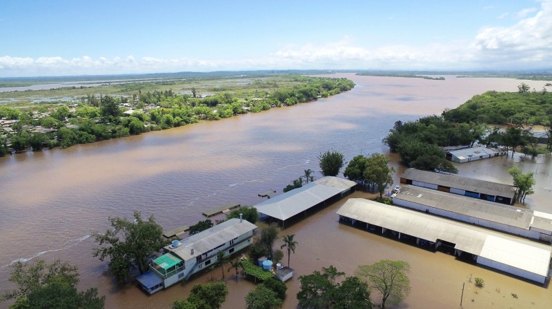 Volta da chuva, prevista para hoje, deve agravar situação; a presidente Dilma sobrevoou as áreas inundadas 