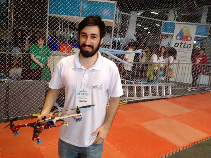 Filipe Ghesla, 23 anos, é professor de robótica da Rede Marista Foto: Mauro Schneider/Especial/JC
