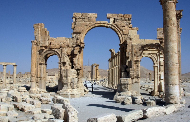 Grupo terrorista utilizou colunas de monumento na cidade histórica de Palmira para executar três reféns