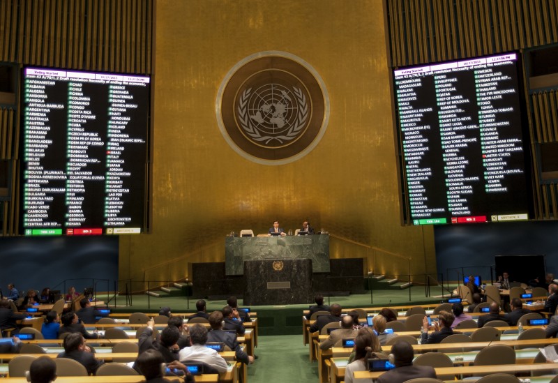Assembleia Geral da entidade foi realizada ontem em Nova Iorque; votos norte-americano e israelense aparecem em vermelho nos painéis