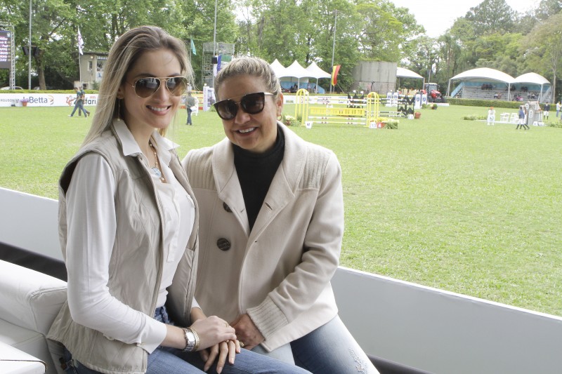 Vitoria Chaves Barcellos e Maria Luisa Amodeo Daiello  nas provas da Hípica