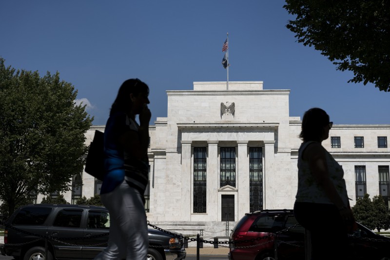 Sinais emitidos por membros do Federal Reserve sobre alta da taxa têm causado turbulência nos mercados