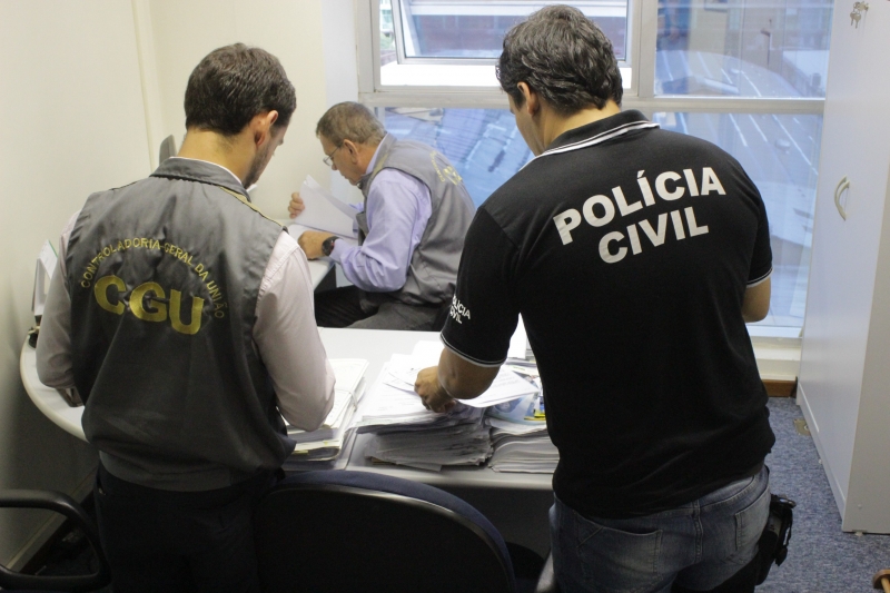 Investigações ocorrem em cinco cidades gaúchas