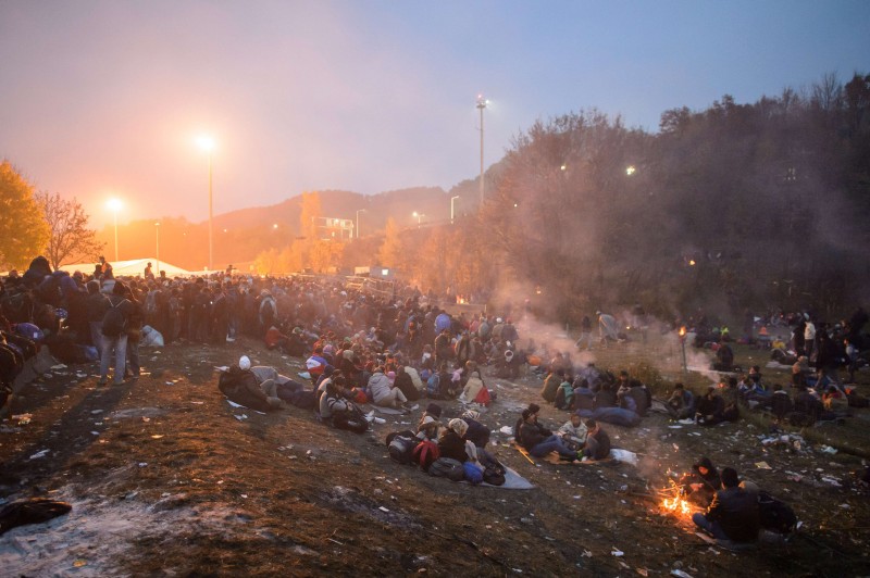 Refugiados acampados da divisa têm se mostrado 'ansiosos, agressivos e emotivos', diz ministra do Interior