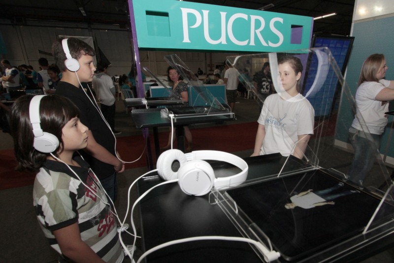 Jovens puderam experimentar a realidade virtual na mostra Foto: ANTONIO PAZ/JC