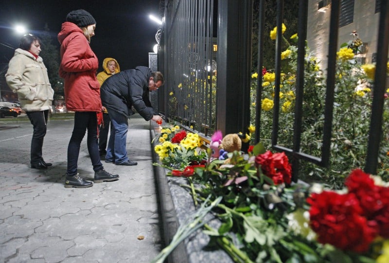 Flores e homenagens aos mortos foram deixados em frente à embaixada russa no Egito