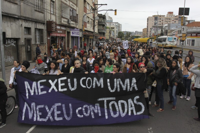 Mais de 200 mulheres participaram de caminhada até o Centro da Capital