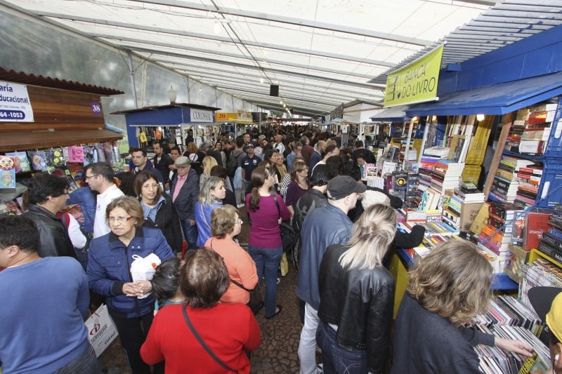 Bienal e Feira do Livro foram atrações para quem ficou na cidade; bancas receberam um grande público