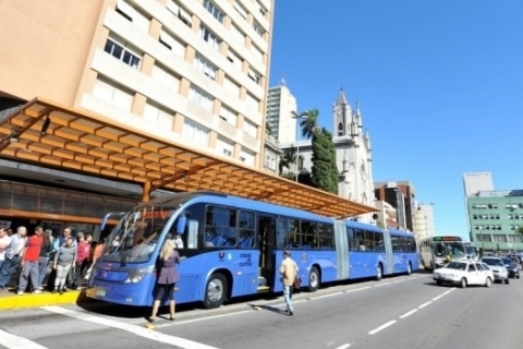 Empresa possui fábricas de ônibus em Caxias do Sul e em Três Rios (RJ)
