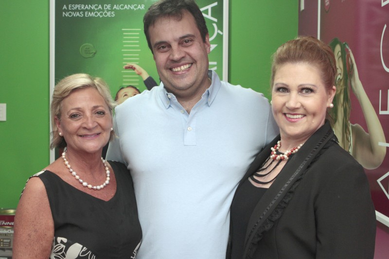Naila Rose Portuguez, Fabiano Balieiro e Nira Werle na nova loja das Tintas Renner