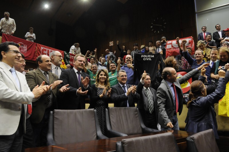 Parlamentares de oposição e público das galerias comemoram resultado da pressão contra votação do texto