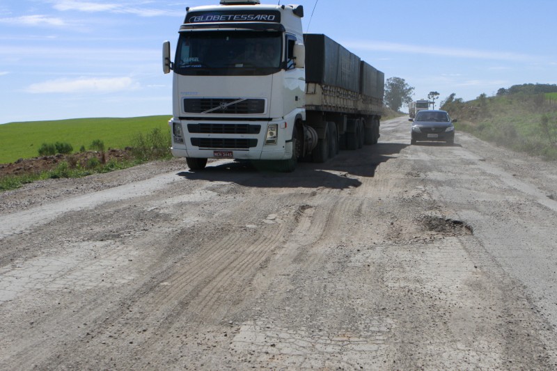 Má qualidade do pavimento teria causado prejuízos de R$ 46,8 bilhões ao setor de transportes em 2014