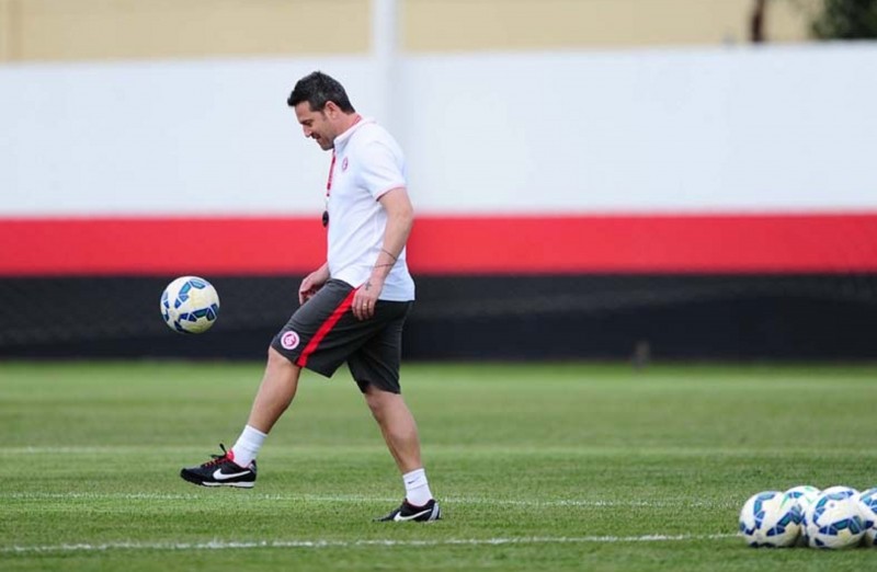 Técnico tem contrato com o clube até dezembro do próximo ano