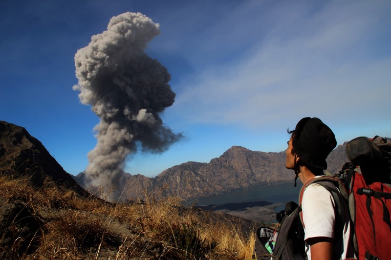 Cinzas do Monte Rinjani atingiram cerca de 3.500 metros de altura